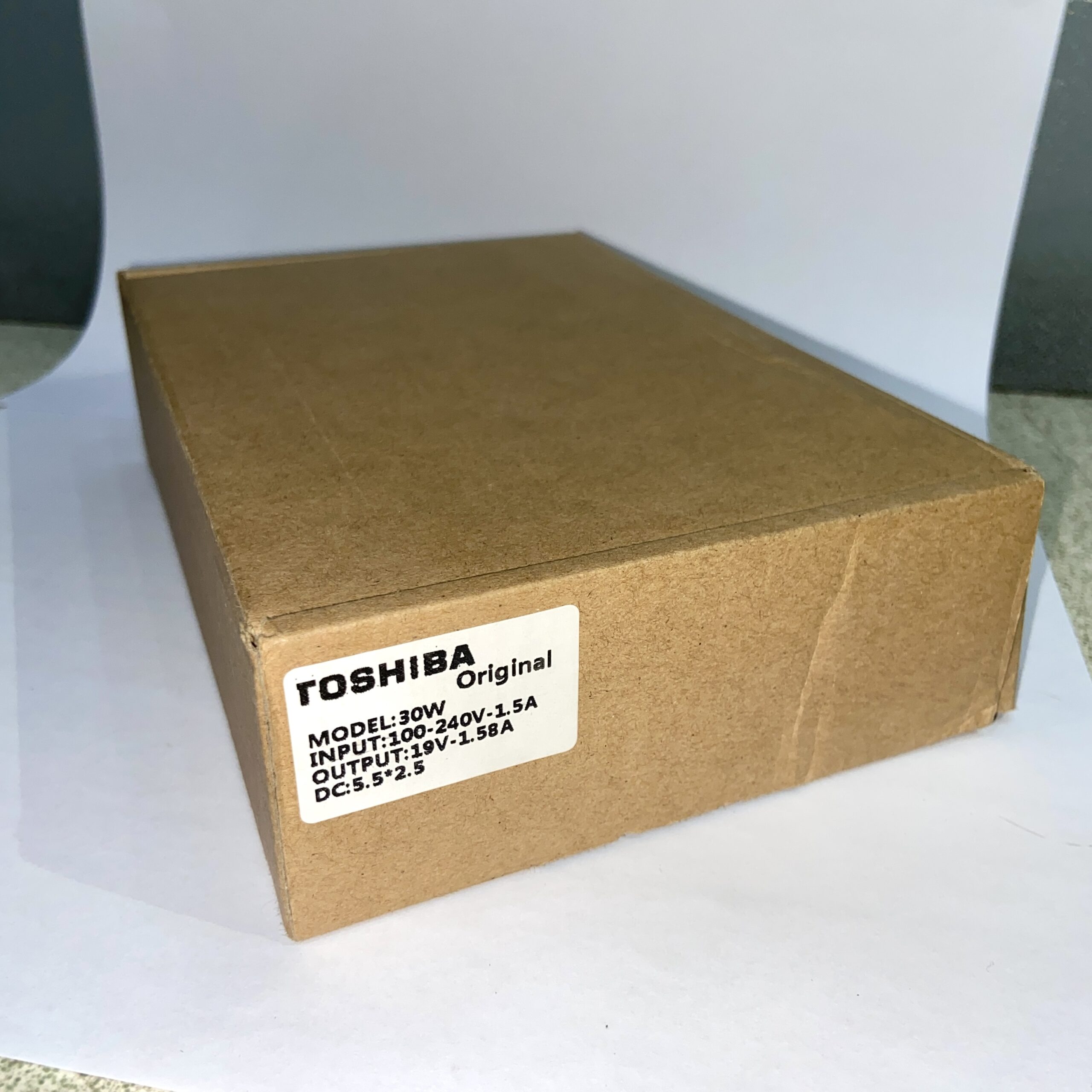 Adaptor-Toshiba-19V-1.58A-2-scaled-1