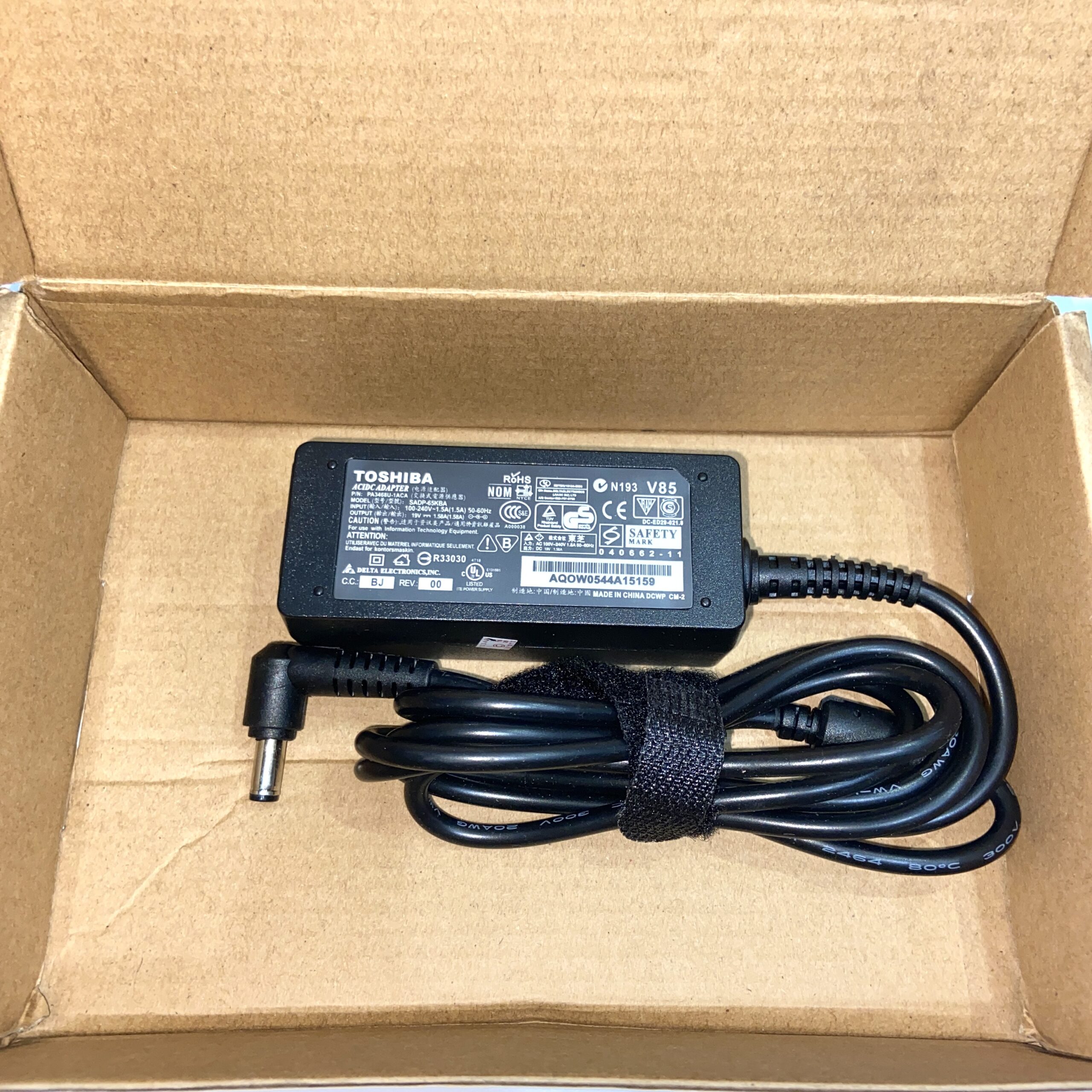 Adaptor-Toshiba-19V-1.58A-3-scaled-1