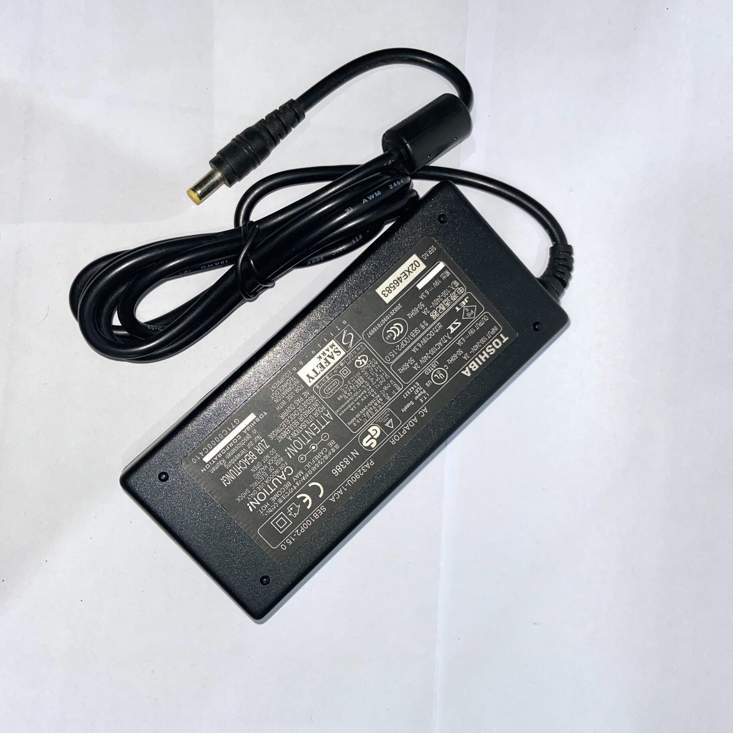 Adaptor-Toshiba-19V-6.3A-2-scaled-1