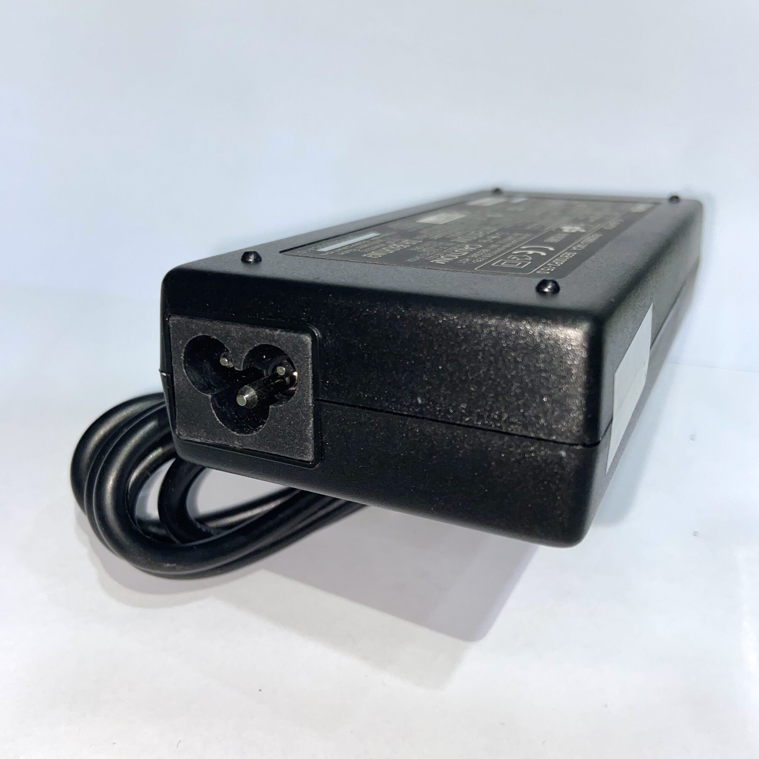 Adaptor-Toshiba-19V-6.3A-3-scaled-1