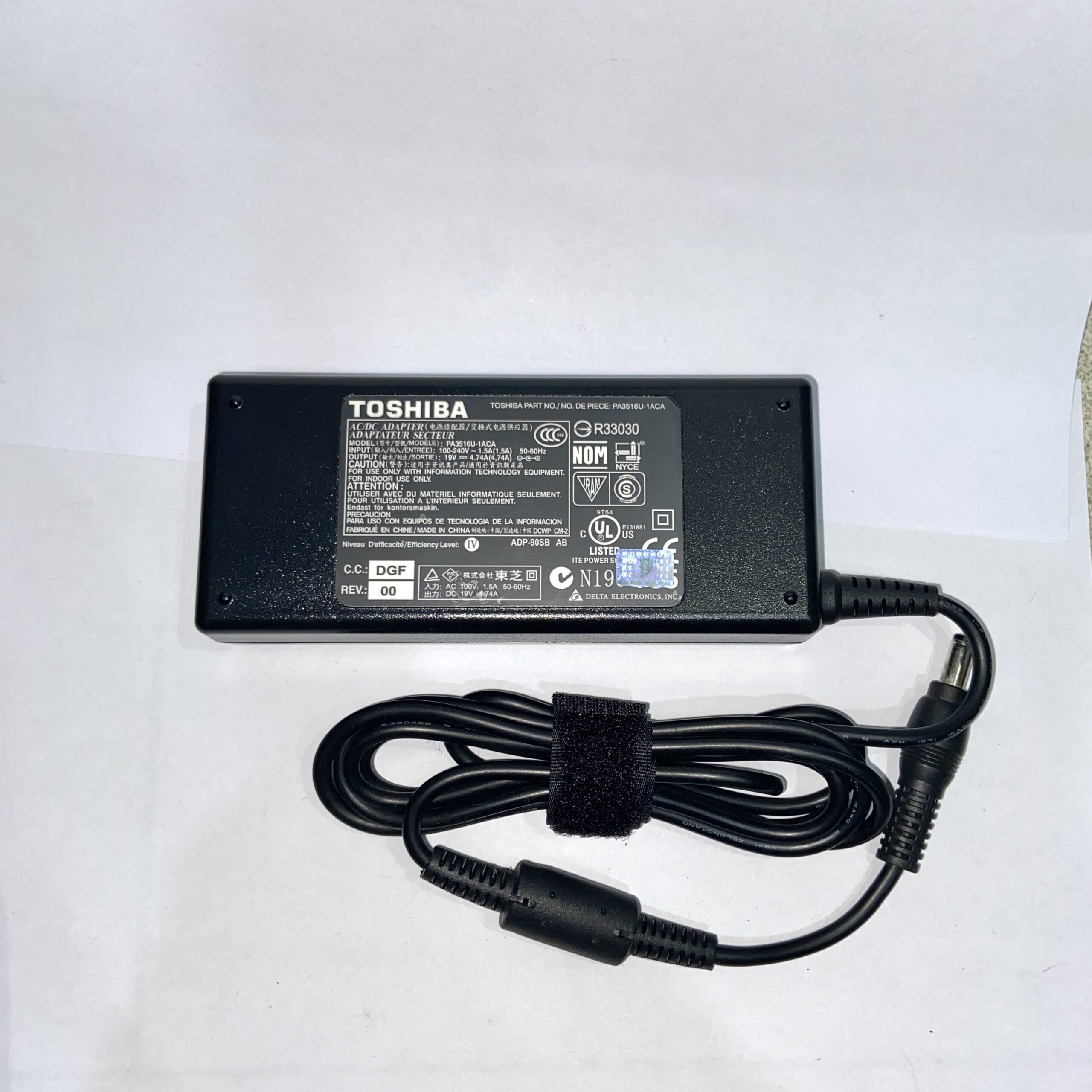 Adaptor-Toshiba-19v-4.74a-90W-1-scaled-1