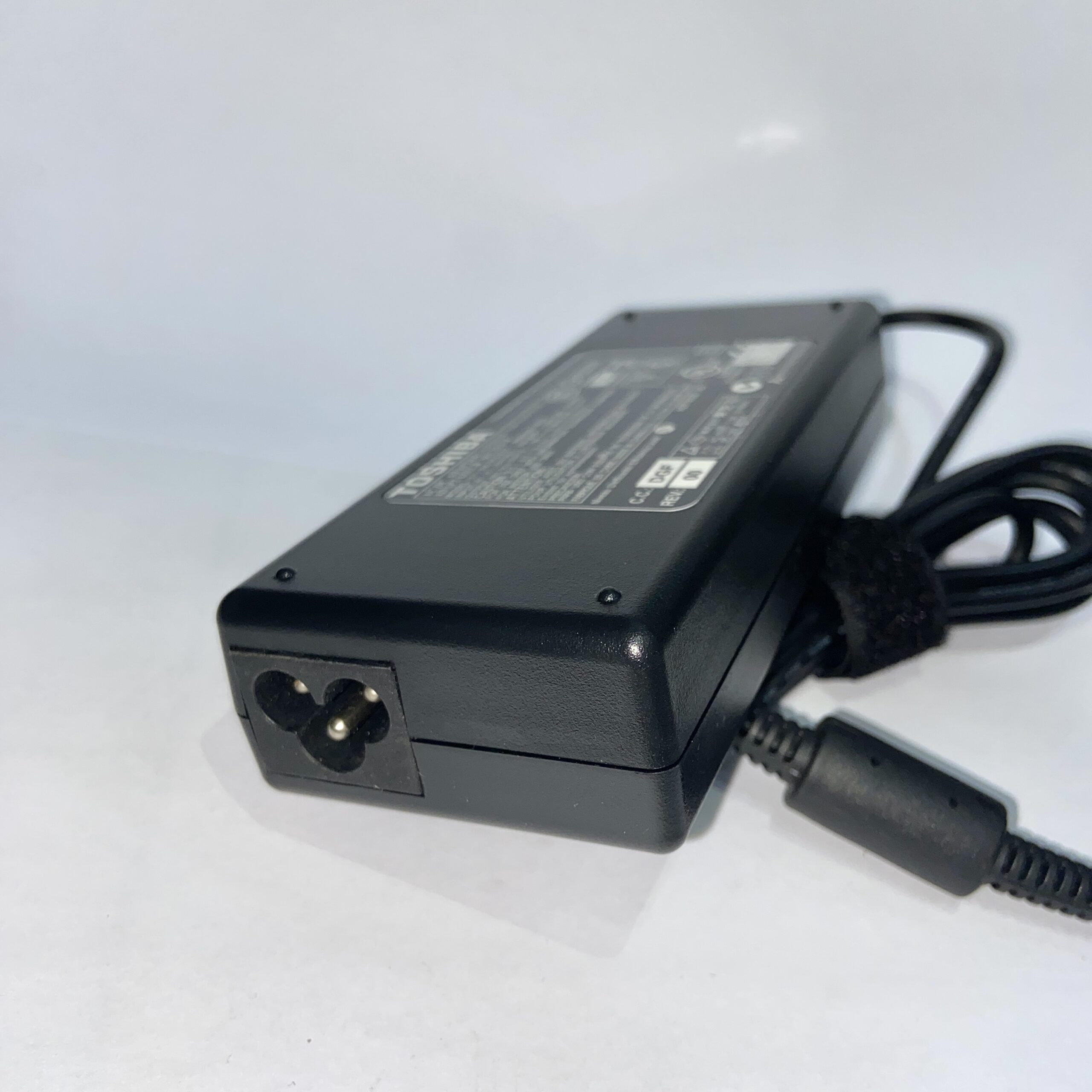 Adaptor-Toshiba-19v-4.74a-90W-2-scaled-1