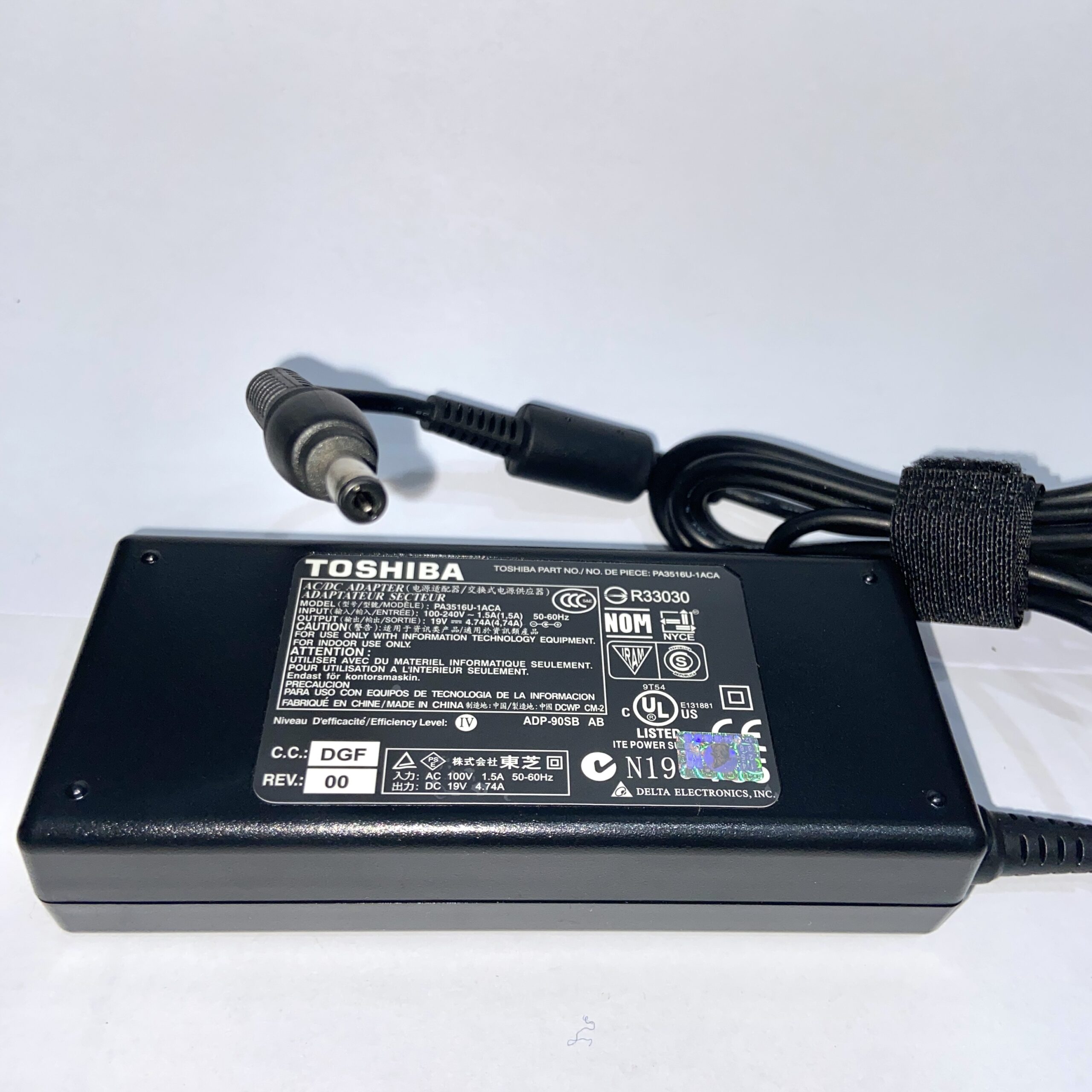 Adaptor-Toshiba-19v-4.74a-90W-3-scaled-1