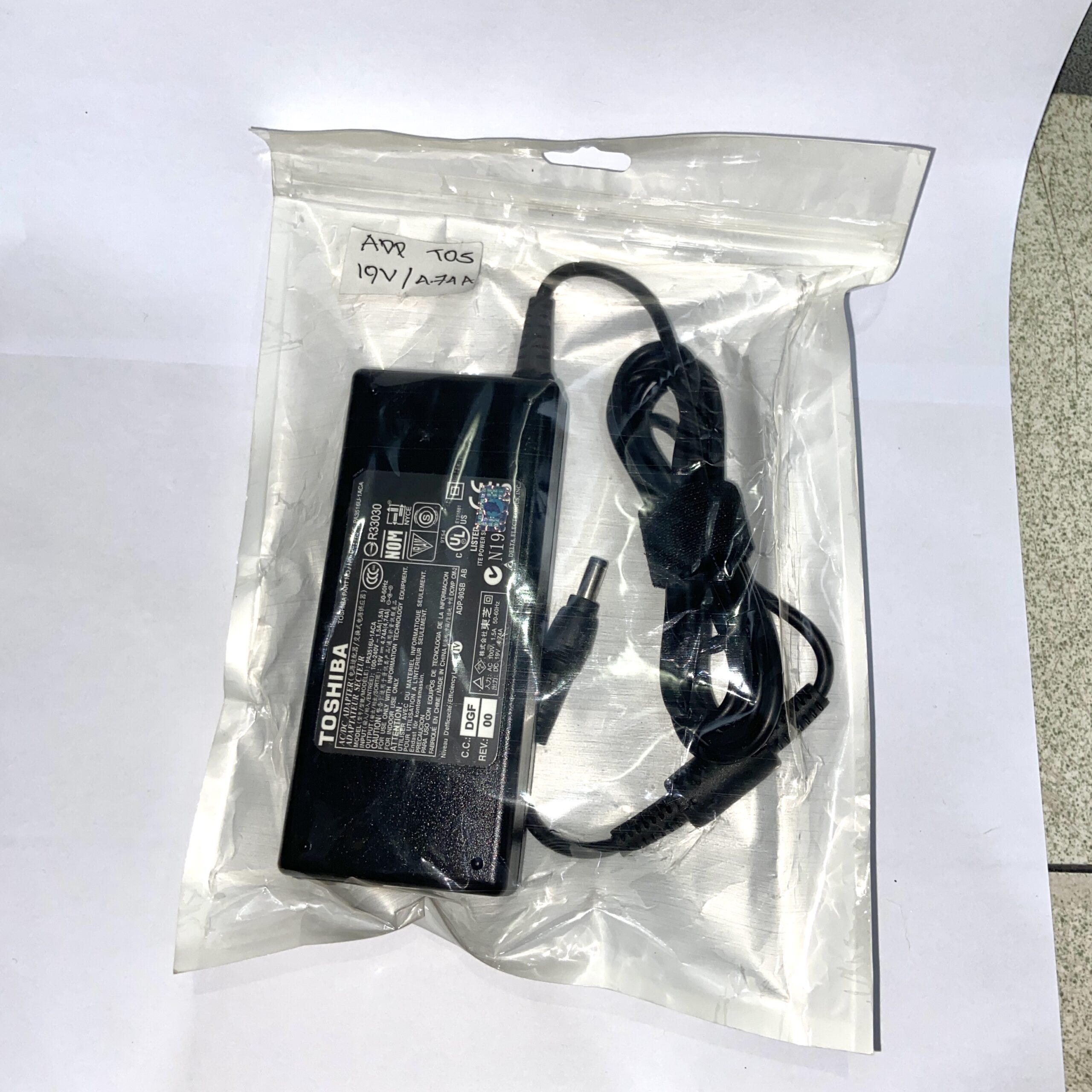 Adaptor-Toshiba-19v-4.74a-90W-4-scaled-1